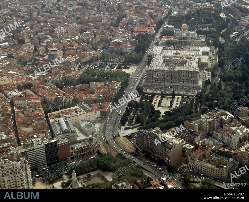 VISTA AEREA DEL PALACIO REAL DE MADRID DE LA CATEDRAL DE LA ALMUDENA Y DEL SENADO.