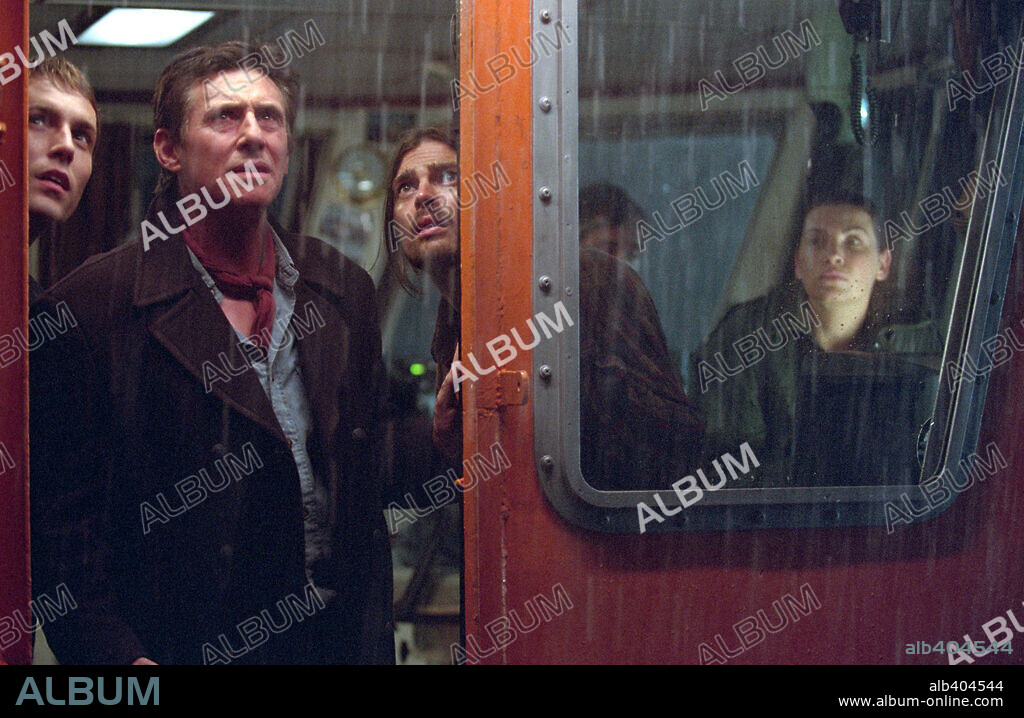 DESMOND HARRINGTON, GABRIEL BYRNE, JULIANNA MARGULIES and KARL URBAN in GHOST SHIP, 2002, directed by STEVE BECK. Copyright WARNER BROS. PICTURES.