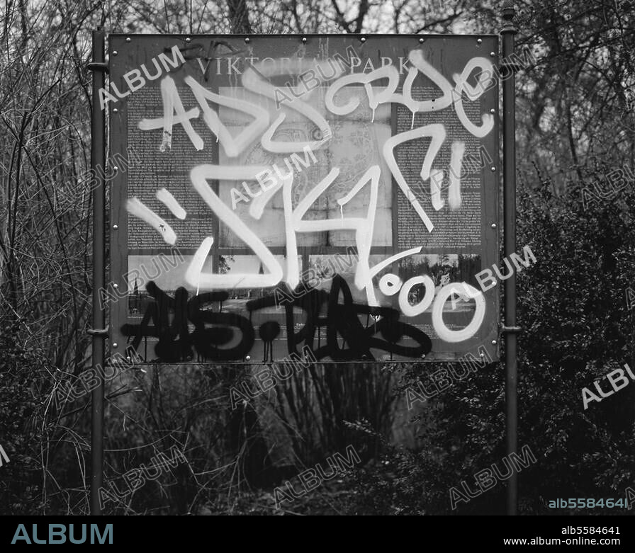 Berlin-Kreuzberg, Viktoriapark, Kreuzberg. Graffiti griffonnés sur le panneau d'information du service des jardins. Photo, 1er janvier 2000.