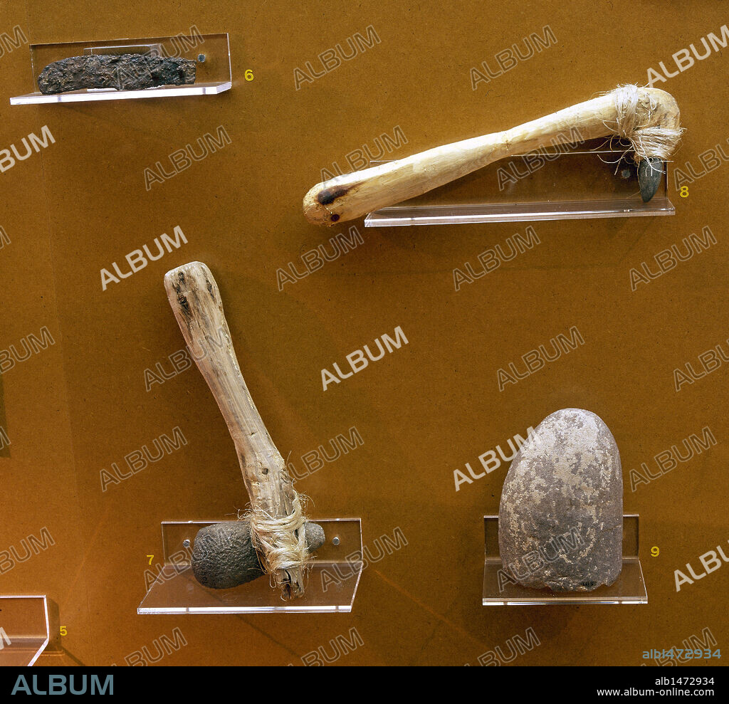 ARTE IBERICO. ESPAÑA. HACHA, ESCARDILLO Y PERCUTOR ibéricos, procedentes del yacimiento del Molí de l'Espígol (Tornabous). Museo Comarcal de l'Urgell. TARREGA. Comarca de l'Urgell. Provincia de Lleida. Cataluña.