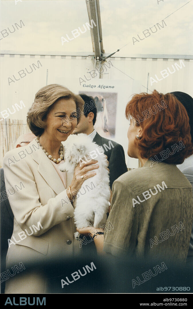 Madrid, 26/06/1997. Regalo de un cachorro de perro a su Majestad la Reina Sofía en su visita al Zoo de Madrid.