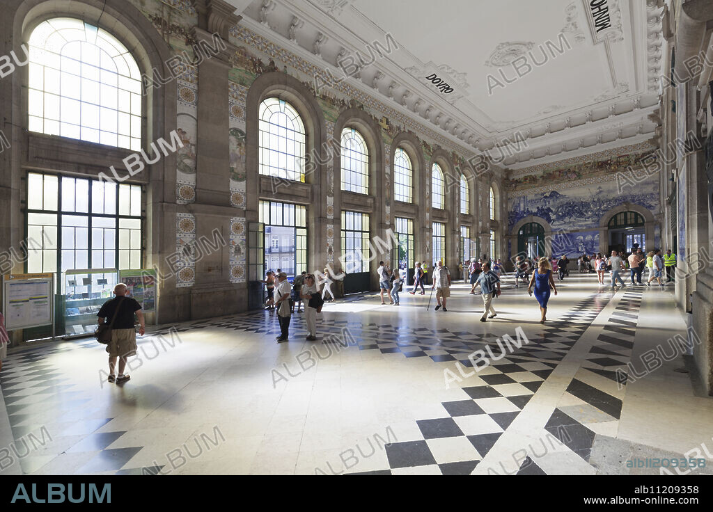 Sao Bento railway station, Porto (Oporto), Portugal, Europe.