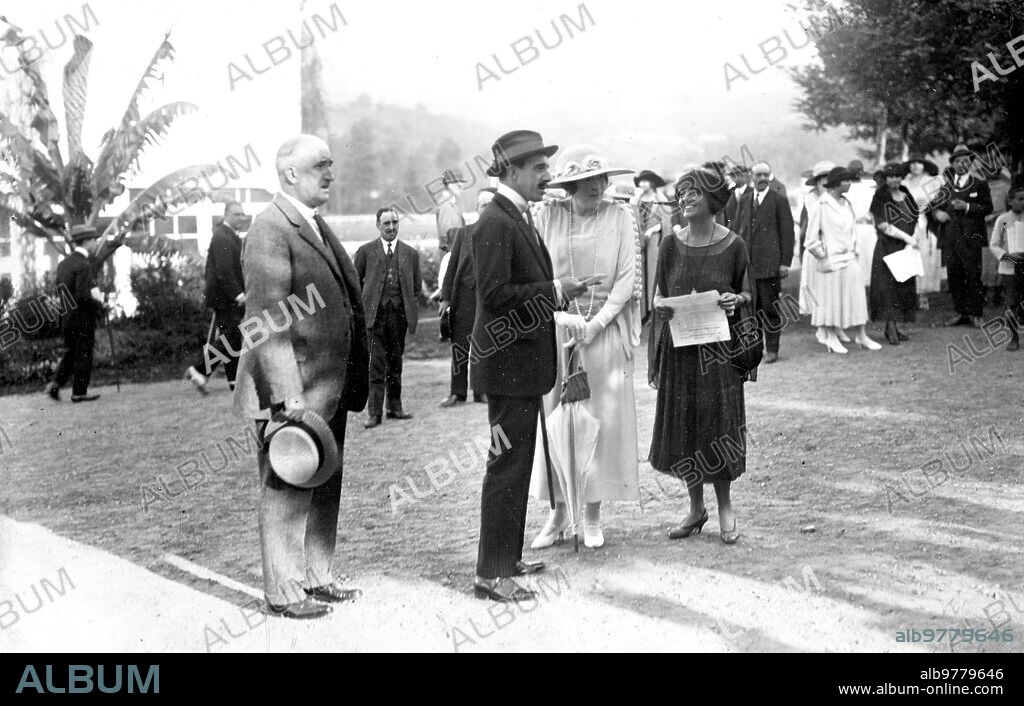 21 septiembre 1922. San Sebastian - en las Carreras
sus Majestades los Reyes (X) en el Hipodromo, durante un descanso en las Carreras de Caballos.