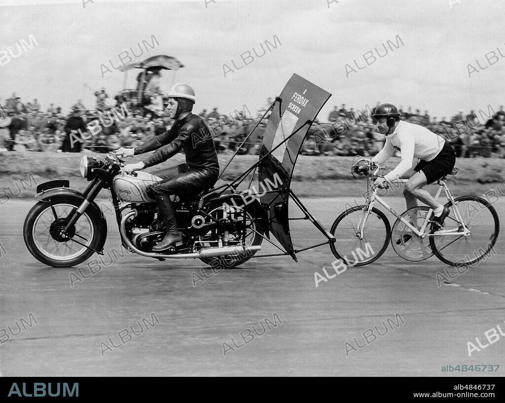 Geoff duke, josé meiffret, international trophy race, silverstone, 1952.
