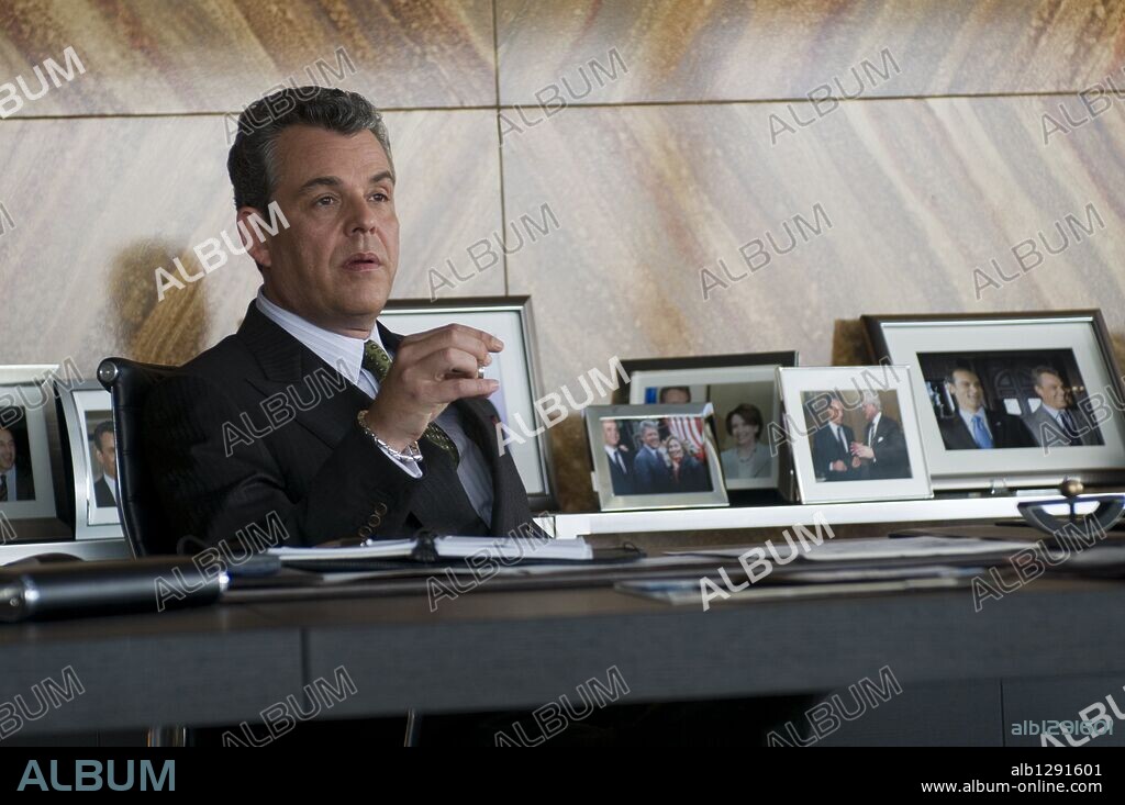 DANNY HUSTON en AL LÍMITE, 2010 (EDGE OF DARKNESS), dirigida por MARTIN CAMPBELL. Copyright WARNER BROSS PICTURES/BBC FILMS/ICON PRODUCTIONS / POLAY, MACALL.