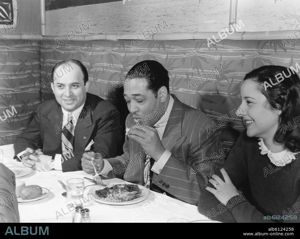Ellington, Duke (Edward Kennedy). afroamerkanischer Jazzmusiker (Pianist, Arrangeur, Komponist und Bandleader), 1899 - 1974. Duke Ellington mit seiner Ehefrau und einem Freund beim Abendessen im Hurricane Restaurant. Foto, April 1943.