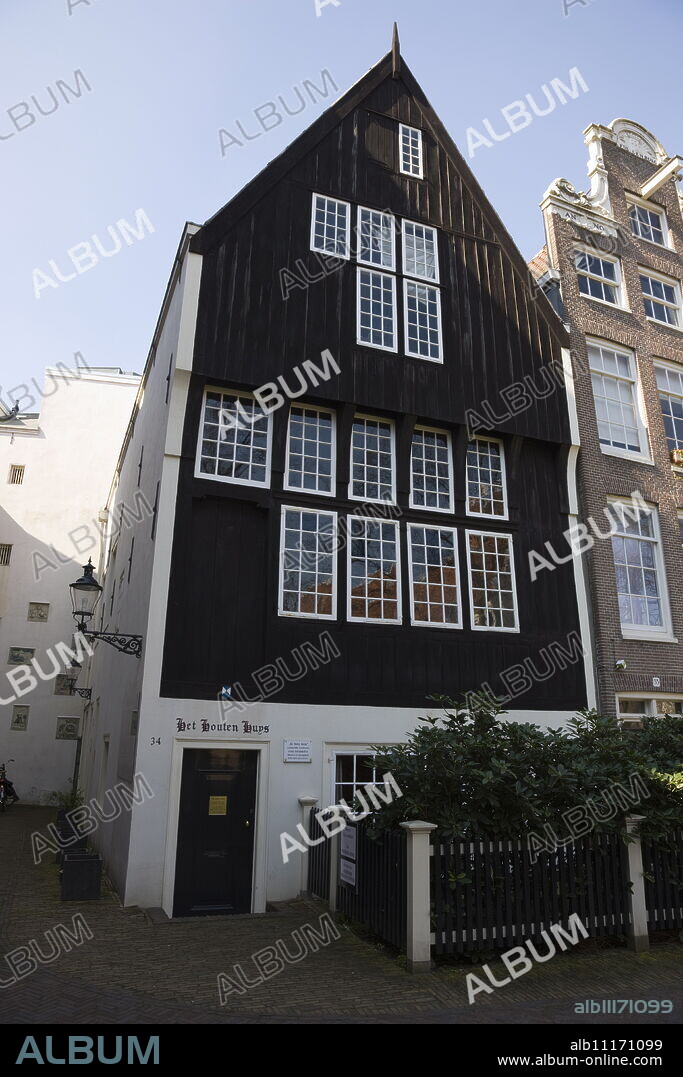 Het Houten Huis, the oldest house in Amsterdam, Begijnhof, a beautiful square of 17th and 18th century houses, Amsterdam, Netherlands, Europe.