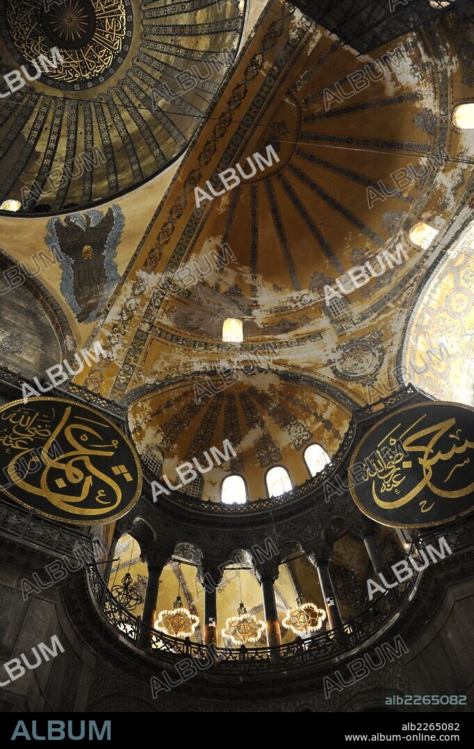 ARTE BIZANTINO. SANTA SOFIA (s. VI-VII). Construida por los arquitectos ANTEMIO DE TRALLES e ISIDORO DE MILETO entre 532 y 537. Posteriormente fue convertida en mezquita. Panorámica del interior. ESTAMBUL. Turquía.