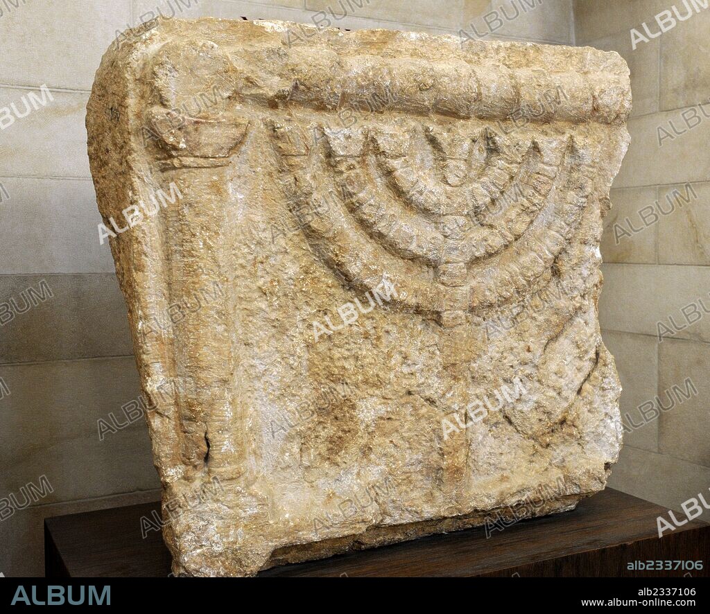 ARTE ANTIGUO. ISRAEL. Dinteles de piedra decorados con la Menorá de siete brazos. Sinagoga en Eshtemoa. Región colina meridional de Hebrón. Siglo III-IV. Israel. Museo Rockefeller (Museo Arqueológico). Jerusalen. Israel.