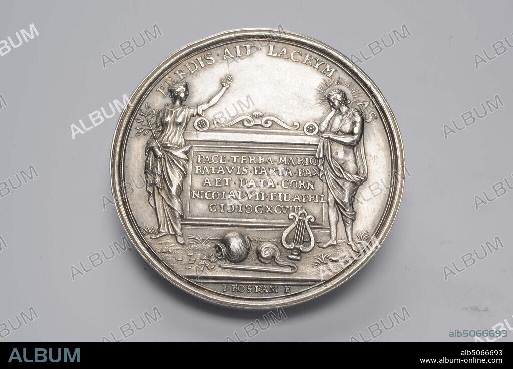 family medal, Jan Boskam, 1698, minted, General: 3.8 x 0.2cm 38 x 2mm, Weight: 19.6g, Silver funeral medal by Cornelis Nicolai, died in 1698. On the obverse is an oval coat of arms with two stars and a arch of the foot depicted in a cartouche with scrollwork. Around the cartouche two palm branches, tied together with a bow. With caption: MVLTIS ILLE BONIS FLEBILIS OCCIDIT. On the reverse a grave monument with epitaph: PACE.TERRA.MARIQ BATAVIS.PARTA.PAX AET.DATA.CORN NICOLAI.VII.EID.APRIL CIC ICCXCVIII [the second and fourth C are inverted]. To the left of the tomb is a standing female figure with a pleated robe, the Faam with an acacia branch in the right hand, the left hand raised. On the right a standing male figure with a loose, pleated robe and a halo around the head. He rests his elbow on the tomb and his head on his hand. In front of the tomb a fallen jug with coins, a smoking torch and a lyre. Description: PERDIS.AIT.LACRYMAS. Marked on the cut-off, portrait, grave monument, woman, man.