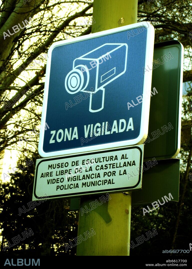 SEÑAL DE ADVERTENCIA "ZONA VIGILADA" EN EL MUSEO DE ESCULTURA AL AIRE LIBRE DE LA CASTELLANA.