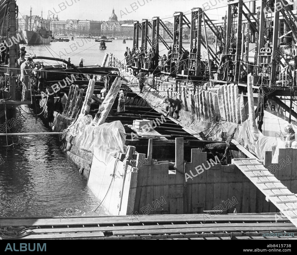 Stockholm 1961-04-26. Bärgningen av regalskeppet Vasa. På onsdagen bredde man plastskynken över relingsstöttorna för att skydda dem mot solen.. Foto: Folke Hellberg / DN / TT / Kod: 23. ** SvD OUT **.