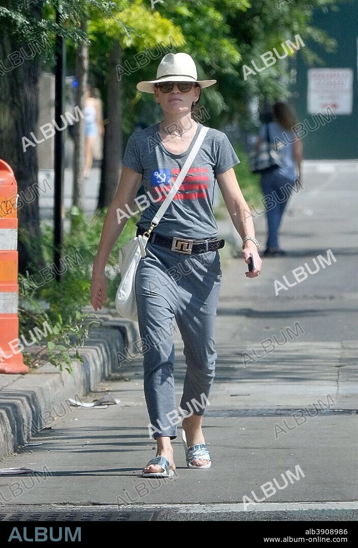 August 29, 2018 - New York, New York, United States - Actress Julianna Margulies hails a cab in Greenwich Village on August 29 2018 in New York City. 29/08/2018