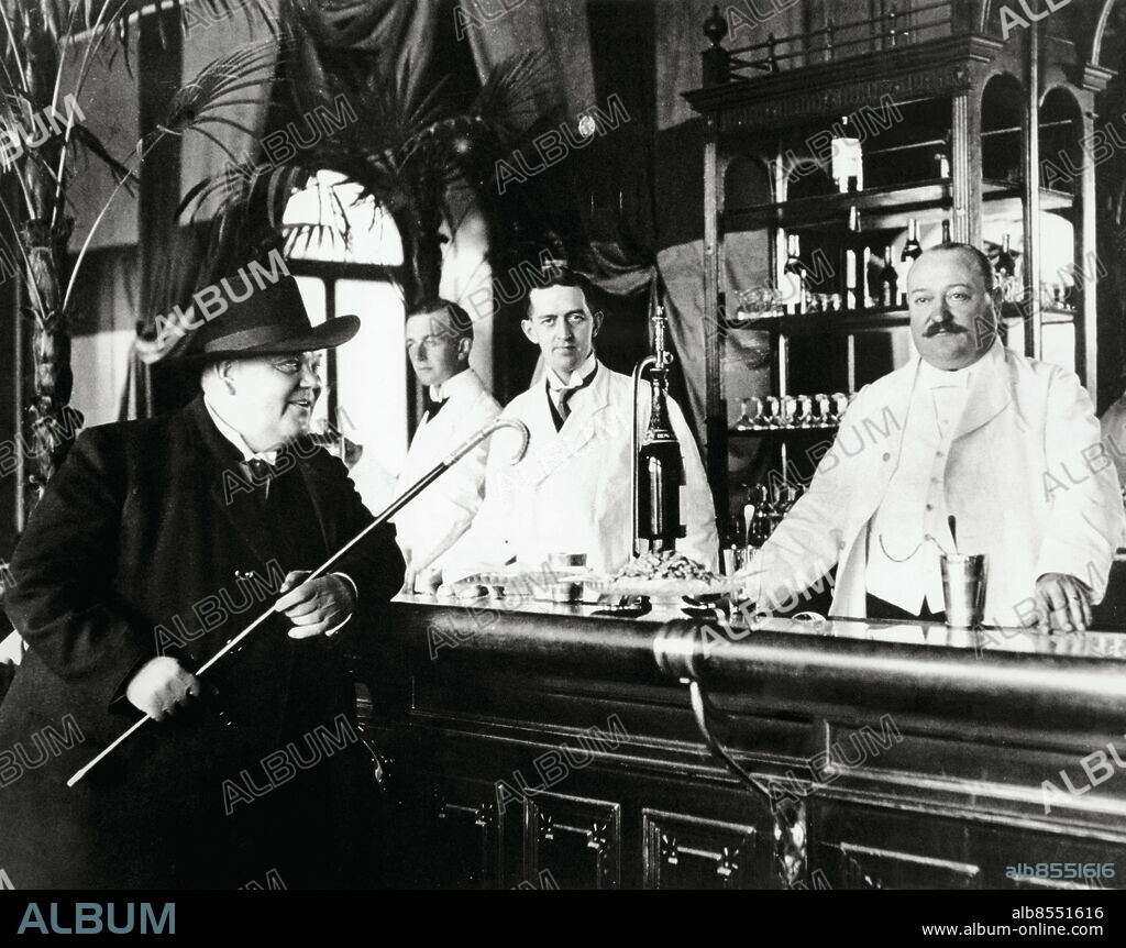 STOCKHOLM 1913-01-01. Barmästaren Gustafsson - med sina eleganta mustascher - i Hotell Rydbergs bar, vars bardisk ansågs vara norra Europas längsta.. Hotel Rydbergs bar was the longest bar i northern Europe.. Fotograf okänd / Foto: TT / Kod 1900.