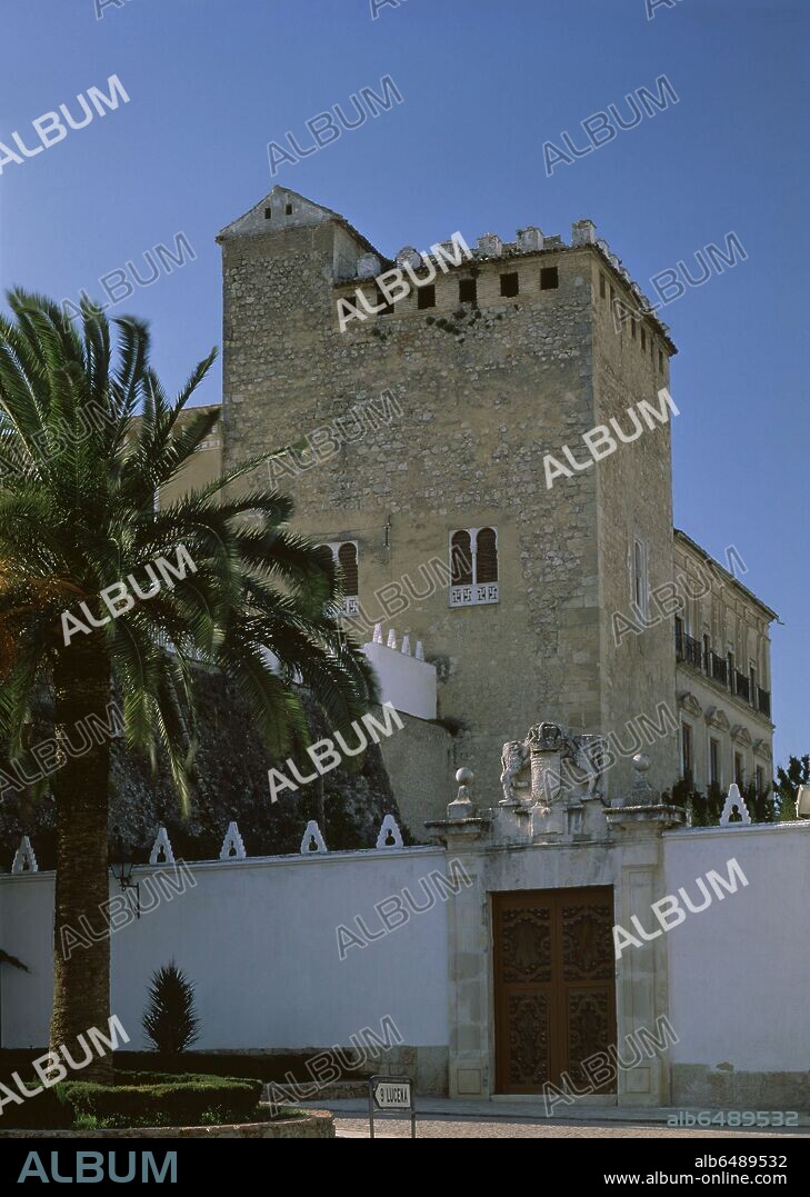 CASTILLO DE LOS CONDES DE CABRA ANTIGUA FORTALEZA DE ORIGEN ARABE QUE FUE REEDIFICADA EN EL SIGLO XIV.