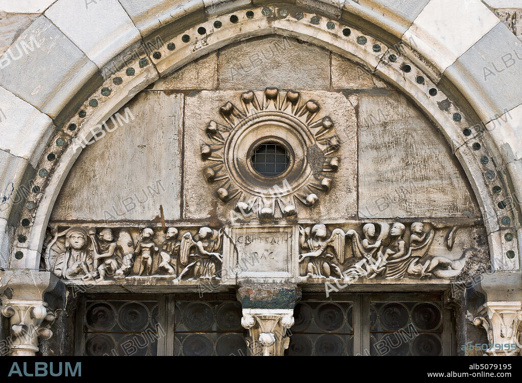 Genoa, Duomo (St. Lawrence Cathedral), the North side, the tower, mullioned window on the second order: early Christian sarcophagus cover with Daniel and Jonah (300 - 350 a.D.).