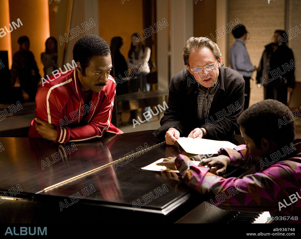 BILL CONDON, EDDIE MURPHY and KEITH ROBINSON in DREAMGIRLS, 2006, directed by BILL CONDON. Copyright DREAMWORKS/PARAMOUNT PICTURES / JAMES, DAVID.