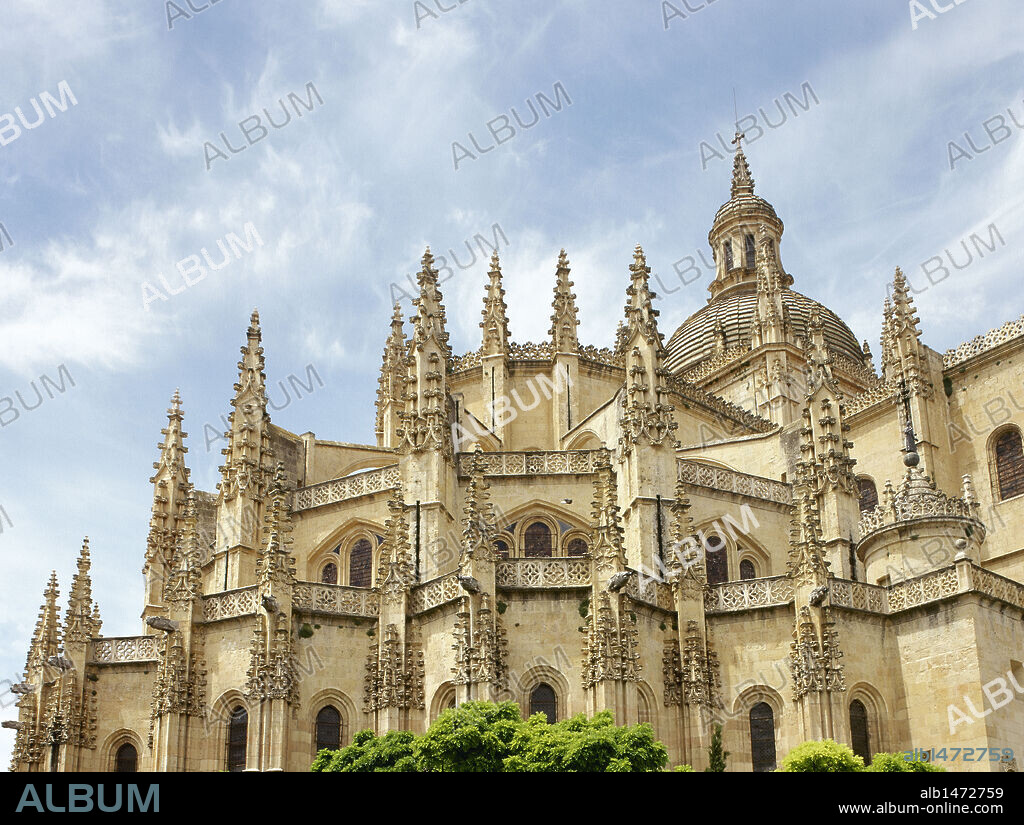 ARTE GOTICO. ESPAÑA. CATEDRAL DE SEGOVIA. Construida en estilo gótico florido entre los años 1525 y 1577 según proyecto de GIL DE HONTAÑON. A su muerte continuó la obra su hijo Rodrigo. Fue consagrada en el año 1768. Consta de tres naves con crucero, ábside semicircular en la cabecera y girola rodeada de capillas Vista del exterior. SEGOVIA. Castilla-León.