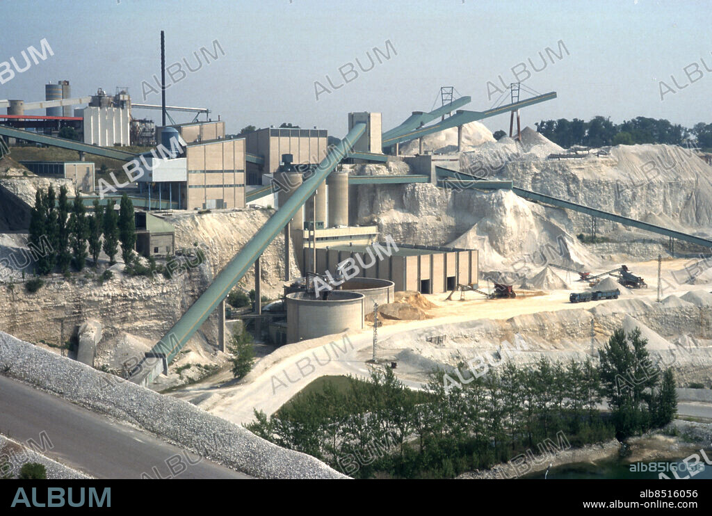 MALMÖ OKÄNT FOTODATUM.. Cementas kalkbrott och cementfabrik på Limhamn i Malmö. Anläggningen riven och bortforslad under åren 2000 - 2002 Anm: Cement, cementfabrik, kalkbrott. sites: LIMHAMN ;MALMÖ ;SKÅNE ;SVERIGE.