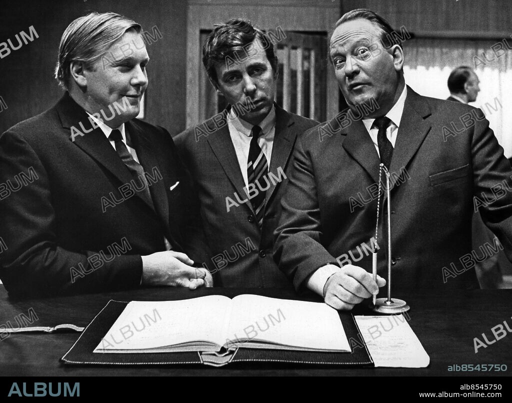 ARKIV 19680928.. Från vänster: Pierre Lindstedt, Hasse Burman, Carl-Gustaf Lindstedt i TV-serien Mysinge Motell.. Foto: Kenneth Thorén / SVT / Kod: 5600.