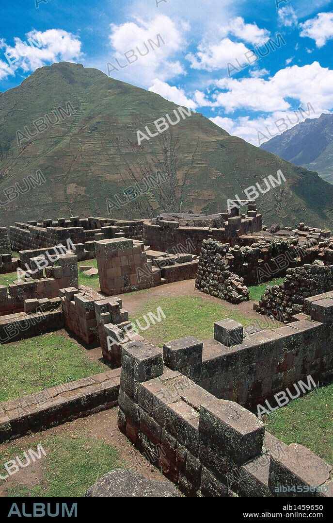 ARTE PRECOLOMBINO. INCA. PERU. PISAC. Vista de las ruinas del INTIWATANA, sector principal de la ciudad, dedicado a la adoración de los dioses y a la observación astronómica. Valle Sagrado de los Incas.