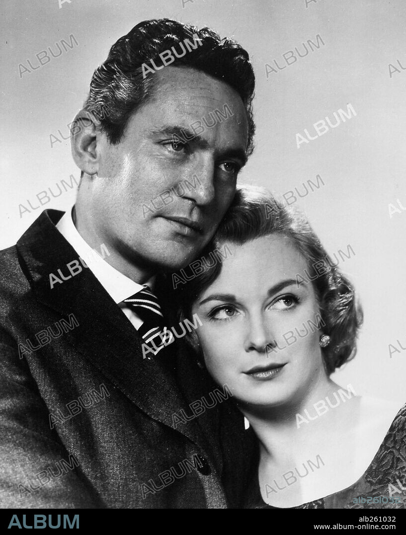 JOAN GREENWOOD and PETER FINCH in THE DETECTIVE, 1954 (FATHER BROWN), directed by ROBERT HAMER. Copyright COLUMBIA PICTURES.