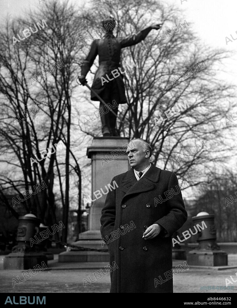ARKIV 1940. (Osäkert årtal). Frans Gunnar Bengtsson (1894-1954) framför Karl XII i Kungsträdgården. Frans G Bengtsson är mest känd för romanen "Röde Orm".. Swedish author Frans G Bengtsson. In the background the statue of Karl XII.. Foto: TT Historical/1900. Scanpix Sweden.