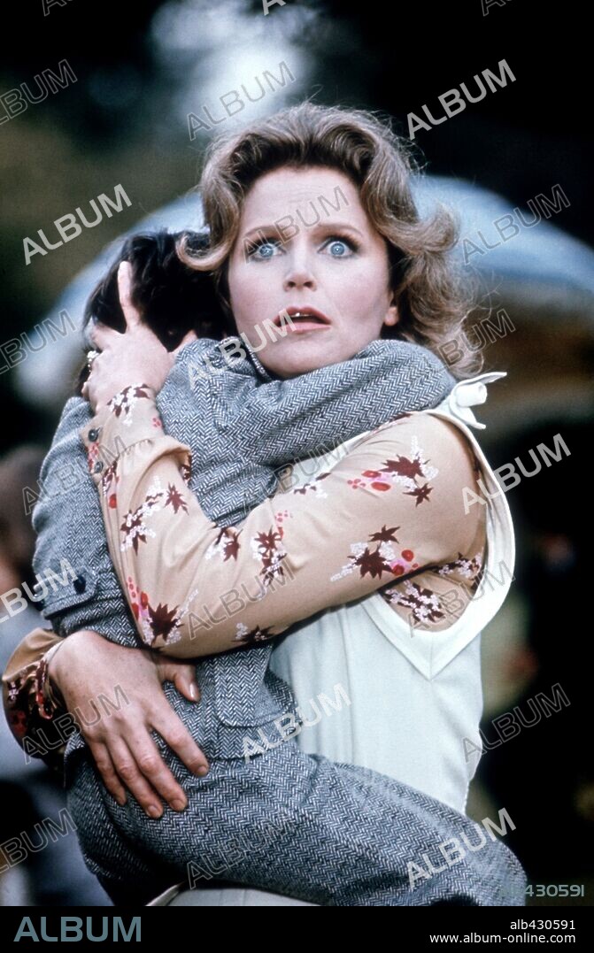 LEE REMICK en LA PROFECÍA, 1976 (THE OMEN), dirigida por RICHARD DONNER. Copyright 20TH CENTURY FOX.