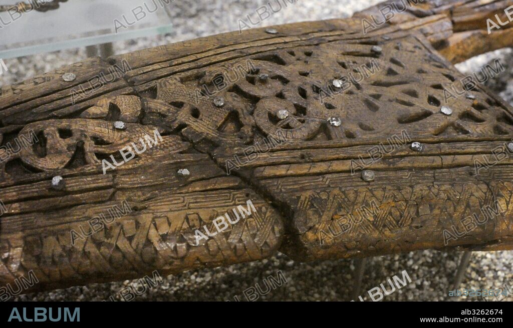 Detalle de la parte de un trineo ceremonial, tallada en madera. Tumba del Barco de Oseberg. Siglo IX. Museo de Barcos Vikingos. Oslo. Noruega.