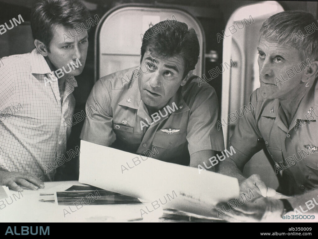 JAMES FARENTINO, KIRK DOUGLAS and MARTIN SHEEN in THE FINAL COUNTDOWN, 1980, directed by DON TAYLOR. Copyright UNITED ARTISTS.