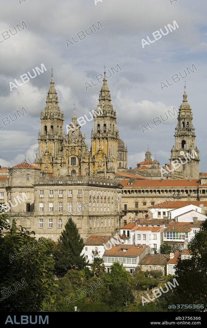 Santiago Cathedral with the Palace of Raxoi in foreground, UNESCO World Heritage Site, Santiago de Compostela, Galicia, Spain, Europe.