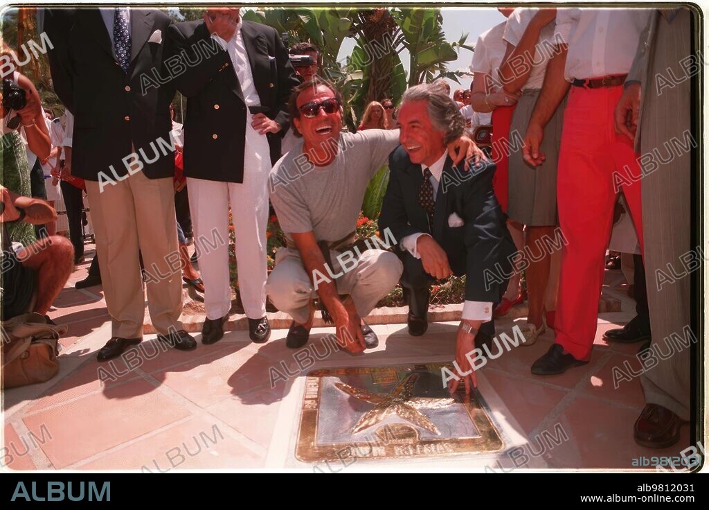 Puerto Banús, Marbella (Málaga), 04/08/1997. Julio Iglesias junto al primer teniente de alcalde de Marbella, Pedro Román, descubre la estrella con su nombre en el Bulevar de la Fama, en Puerto Banús.