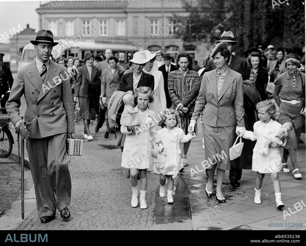 Prinsparet Gustav Adolf och prinsessan Sibylla med barn i Malmö juli 1941 /. på genomresa i Malmö på väg till sommarnöjet i Falsterbo. Kungliga Sverige Prins Gustav Adolf Sit Familjen Med Sibylla 1941 /. Malmö Börshuset. (c) Sydsvenskan / IBL Bildbyrå.
