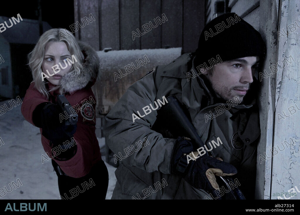 JOSH HARTNETT and MELISSA GEORGE in 30 DAYS OF NIGHT, 2007, directed by DAVID SLADE. Copyright GHOST HOUSE PICTURES/COLUMBIA PICTURES/DARK HORSE ENTERTAINM / GRIFFIN, KIRSTY.