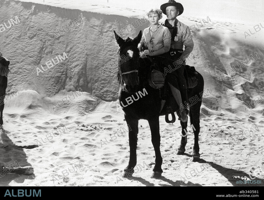 KIRK DOUGLAS y VIRGINIA MAYO en CAMINO DE LA HORCA, 1951 (ALONG THE GREAT DIVIDE), dirigida por RAOUL WALSH. Copyright WARNER BROTHERS.