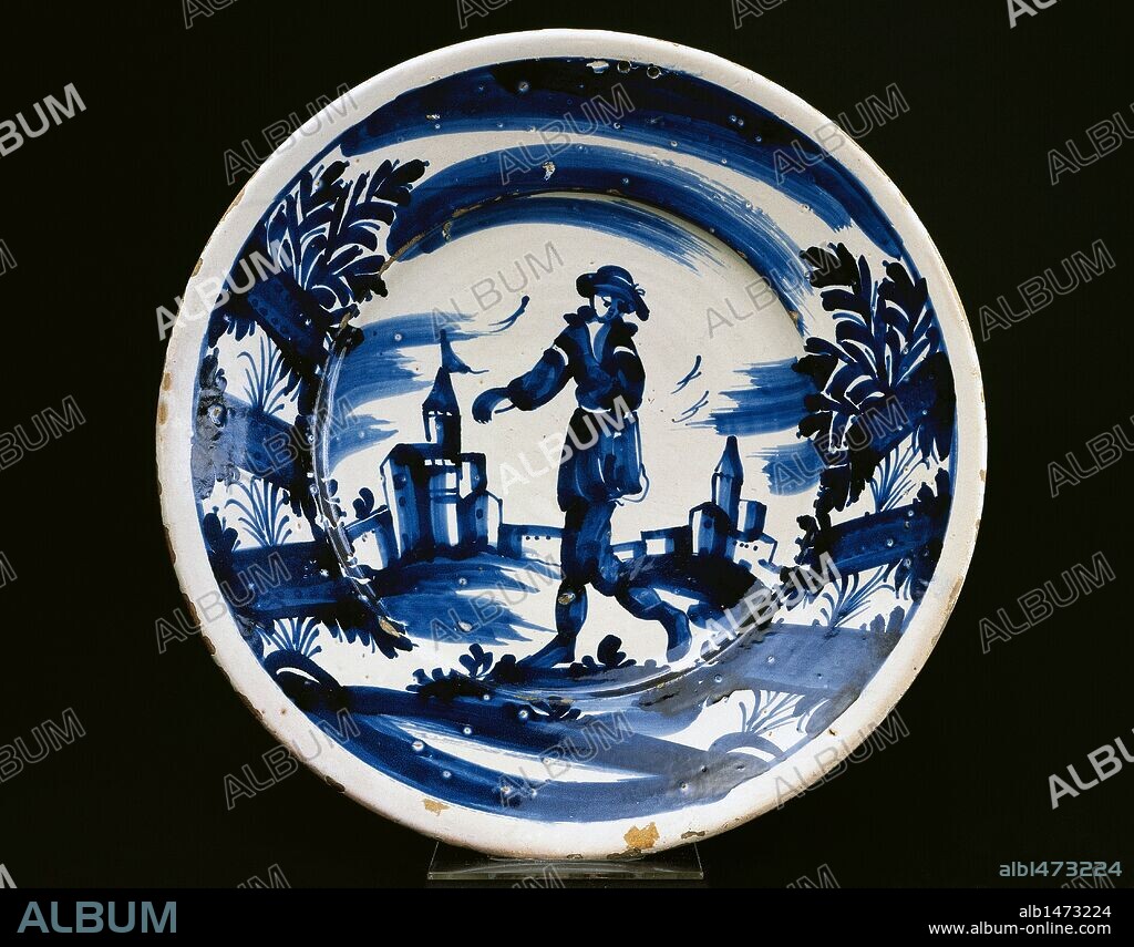ARTE SIGLO. XVIII. "PLATO AZUL". La decoración está ordenada en orla. Figura de hombre de cuerpo entero, edificios y decoración variada. Museo de Cerámica. Barcelona. Cataluña.