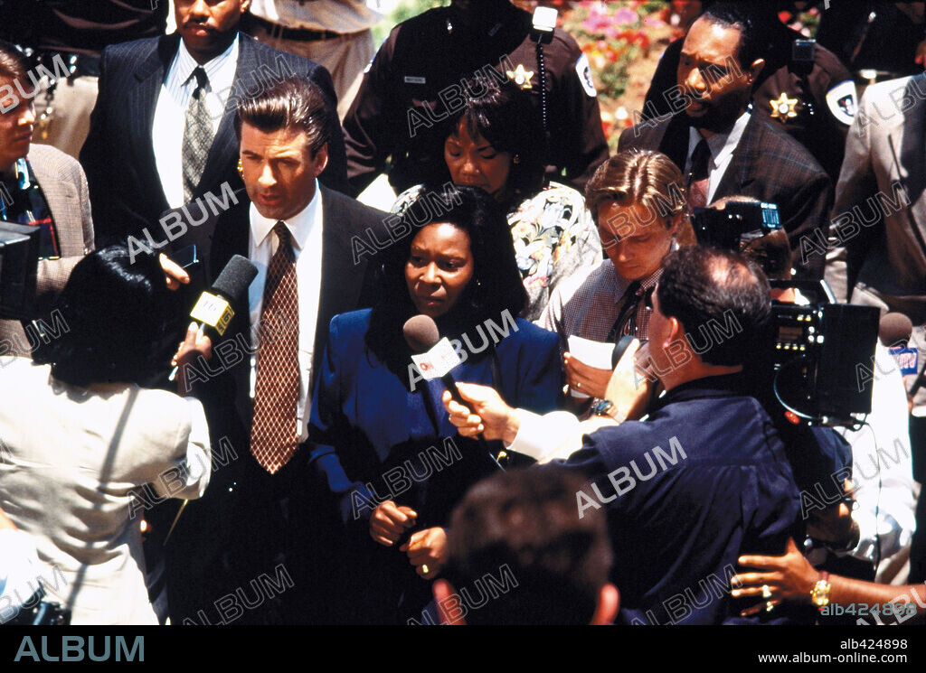 ALEC BALDWIN and WHOOPI GOLDBERG in GHOSTS OF MISSISSIPPI, 1996, directed by ROB REINER. Copyright COLUMBIA TRI STAR / REED, ELI.