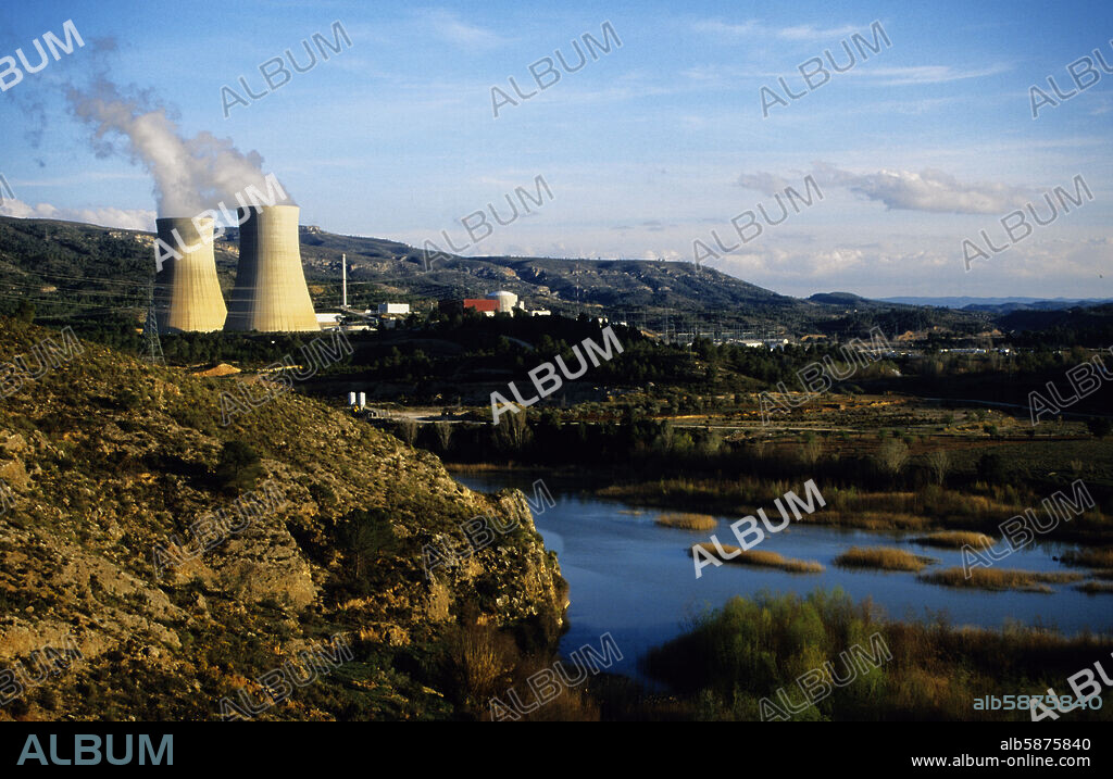 Cofrentes, central nuclear cerca del pueblo; Embalse.