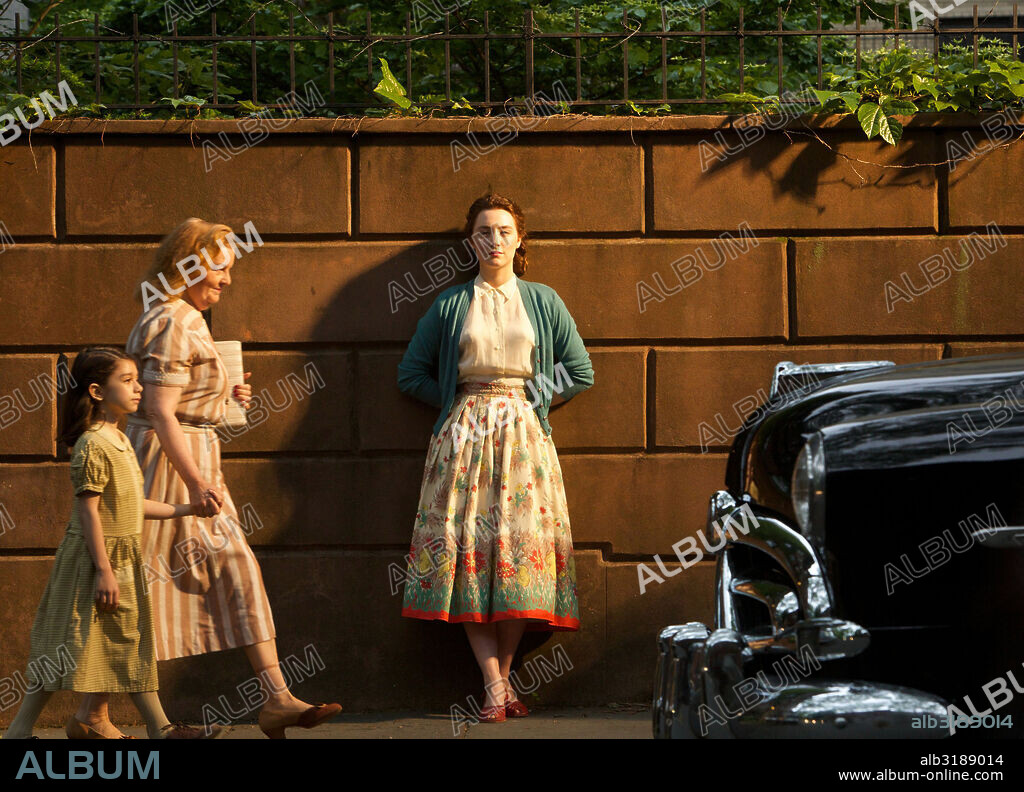 SAOIRSE RONAN in BROOKLYN, 2015, directed by JOHN CROWLEY. Copyright WILDGAZE FILMS.