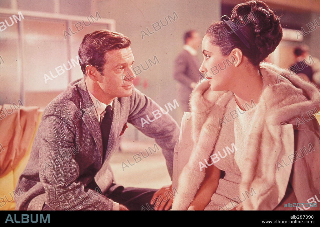 ELIZABETH TAYLOR y LOUIS JOURDAN en HOTEL INTERNACIONAL, 1963 (THE V. I. P. 'S), dirigida por ANTHONY ASQUITH. Copyright M.G.M.