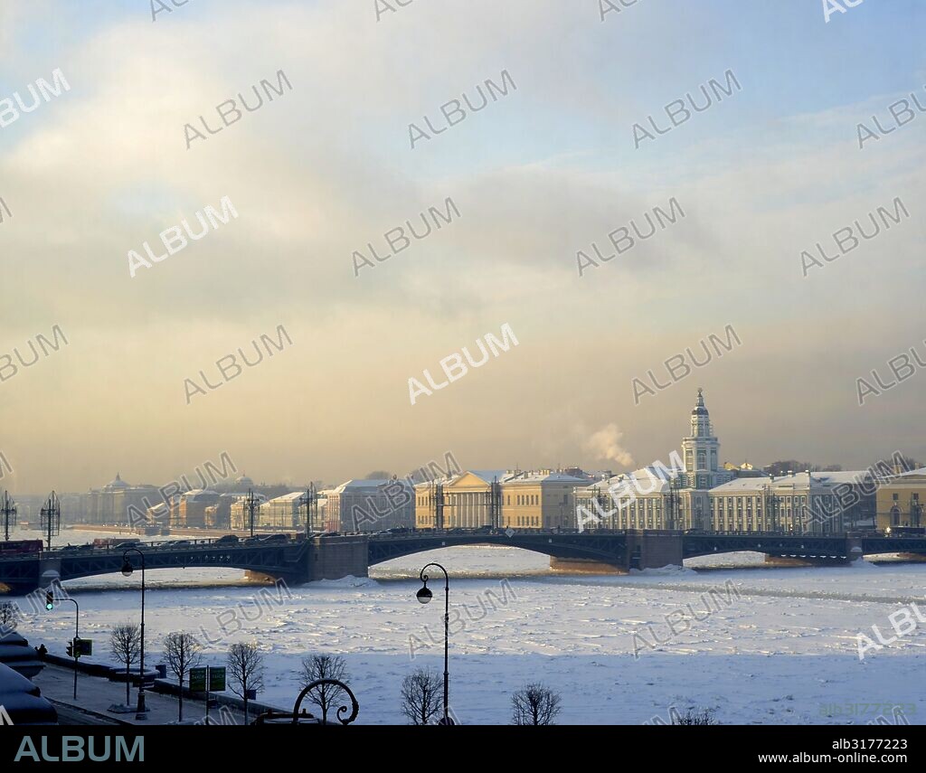 RUSIA. SAN PETERSBURGO. Paisaje del Río Neva en invierno desde el Palacio Hermitage.