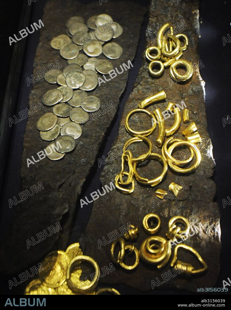 Epoca Prehistórica. Edad Metales. Edad del Hierro. Joyas utilizadas como moneda de cambio, como sistema de pago. Museo Histórico. Estocolmo. Suecia.