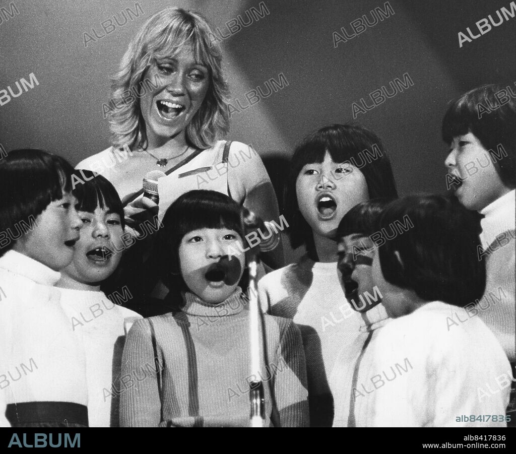 TOKYO 1980-03-13 . ABBA in Japan, Agnetha Faltskog singing with some children during the concert in Tokyo.. Photo: Per Kagrell / SCANPIX code 26 . ** AFTONBLADET OUT **.