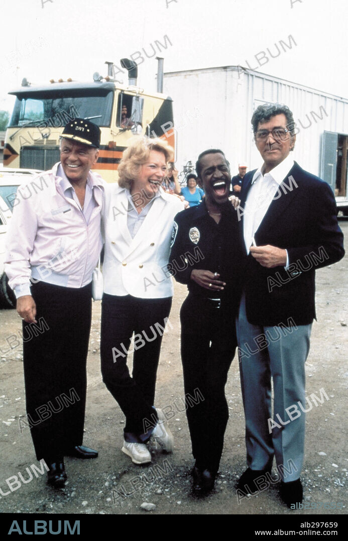 DEAN MARTIN, FRANK SINATRA, SAMMY DAVIS JR und SHIRLEY MACLAINE in AUF DEM HIGHWAY IST WIEDER DIE HÖLLE LOS, 1984 (CANNONBALL RUN II), unter der Regie von HAL NEEDHAM. Copyright GOLDEN HARVEST/WARNER.