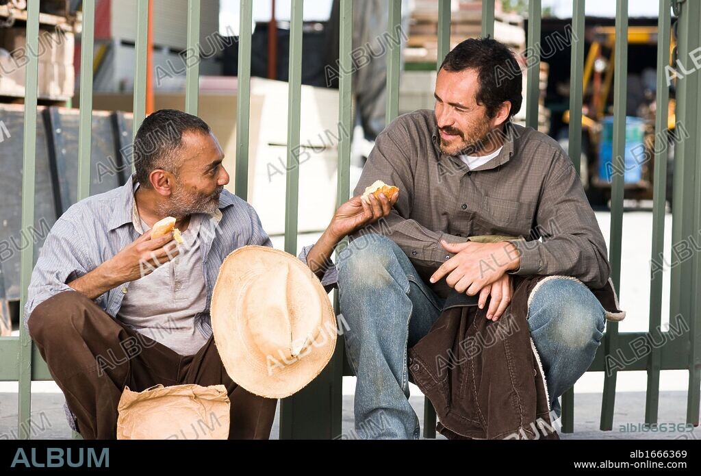 CARLOS LINARES y DEMIAN BICHIR en UNA VIDA MEJOR, 2011 (UNE VIE MEILLEURE), dirigida por CHRIS WEITZ. Copyright FRANCE 2 CINEMA.