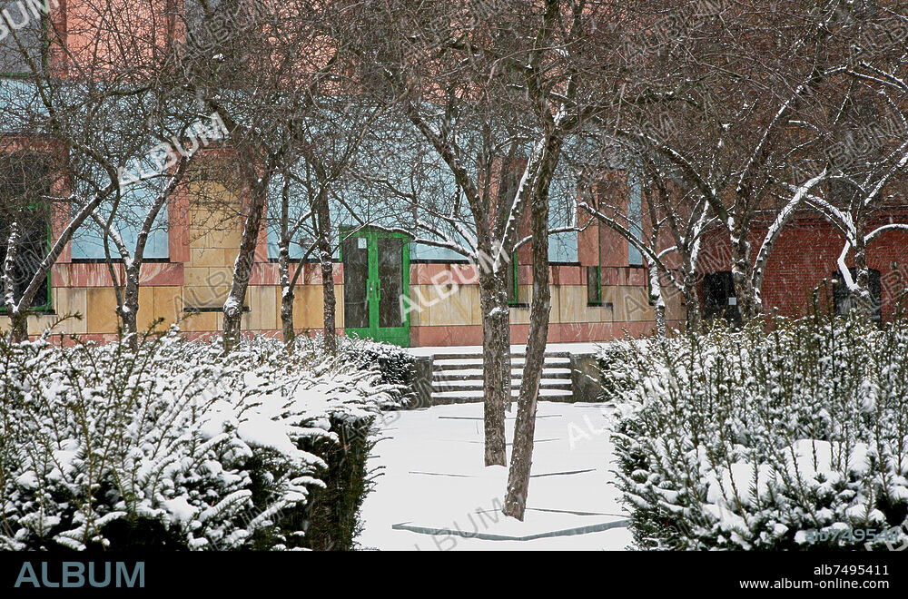 Wissenschaftszentrum Berlin fuer Sozialforschung, WZB, neuer Rundbau im Winter bei Schnee.