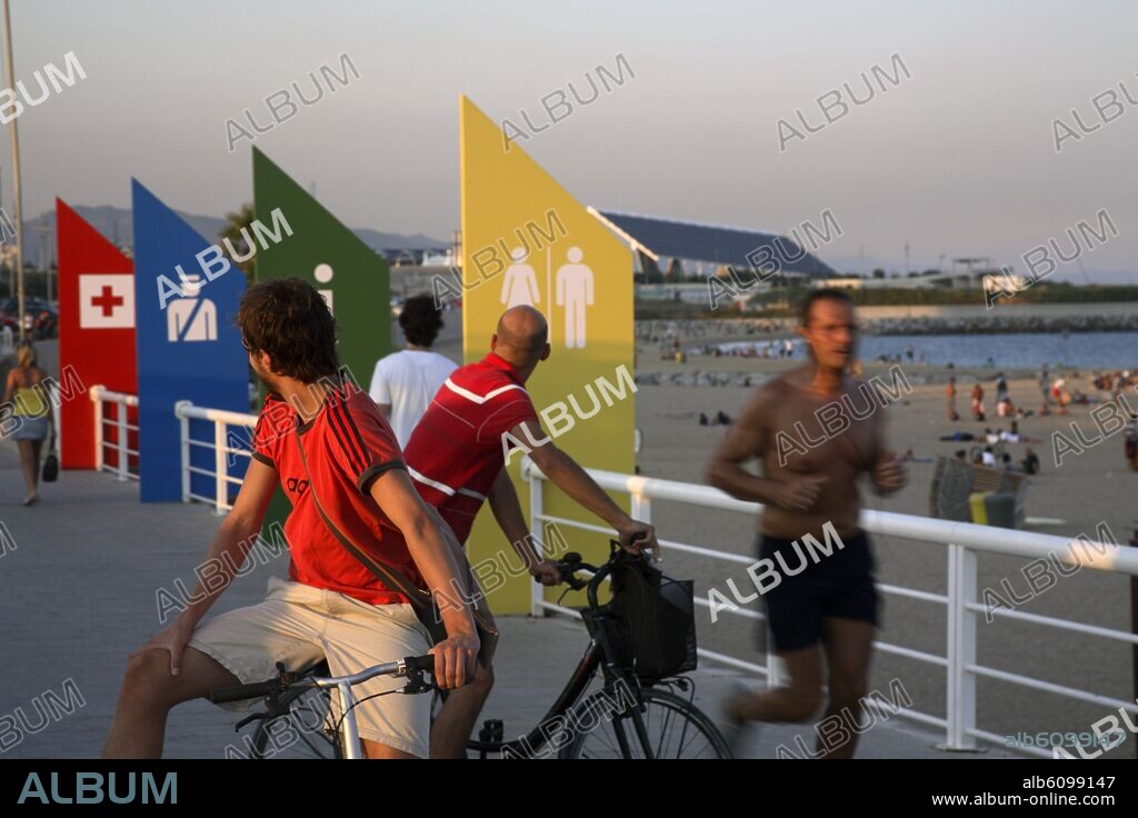 Barcelona; paseo marítimo junto a la Playa / Platja de la Mar Bella; al fondo placa fotovoltaica del Parc del Fórum (bici).