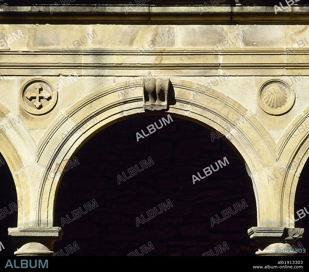 España. Monasterio de Cenarruza o Ziortza. Conjunto gótico fechado en el siglo XV. Colegiata. Detalle del claustro Renacentista de mediados del siglo XVI, con elementos decorativos de la ruta jacobea. Cenarruza-Puebla de Bolivar. Provincia de Vizcaya. País Vasco.