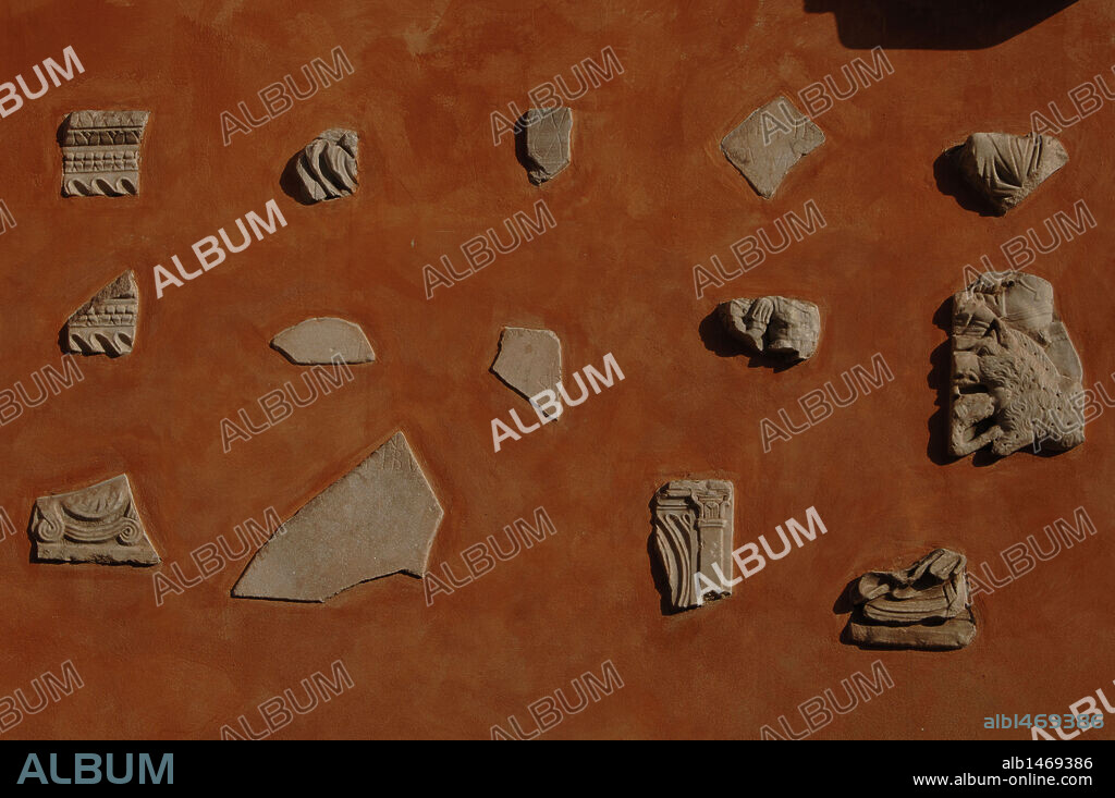 Fragmentos de piezas romanas decorando la fachada de un edificio. Roma. Italia.