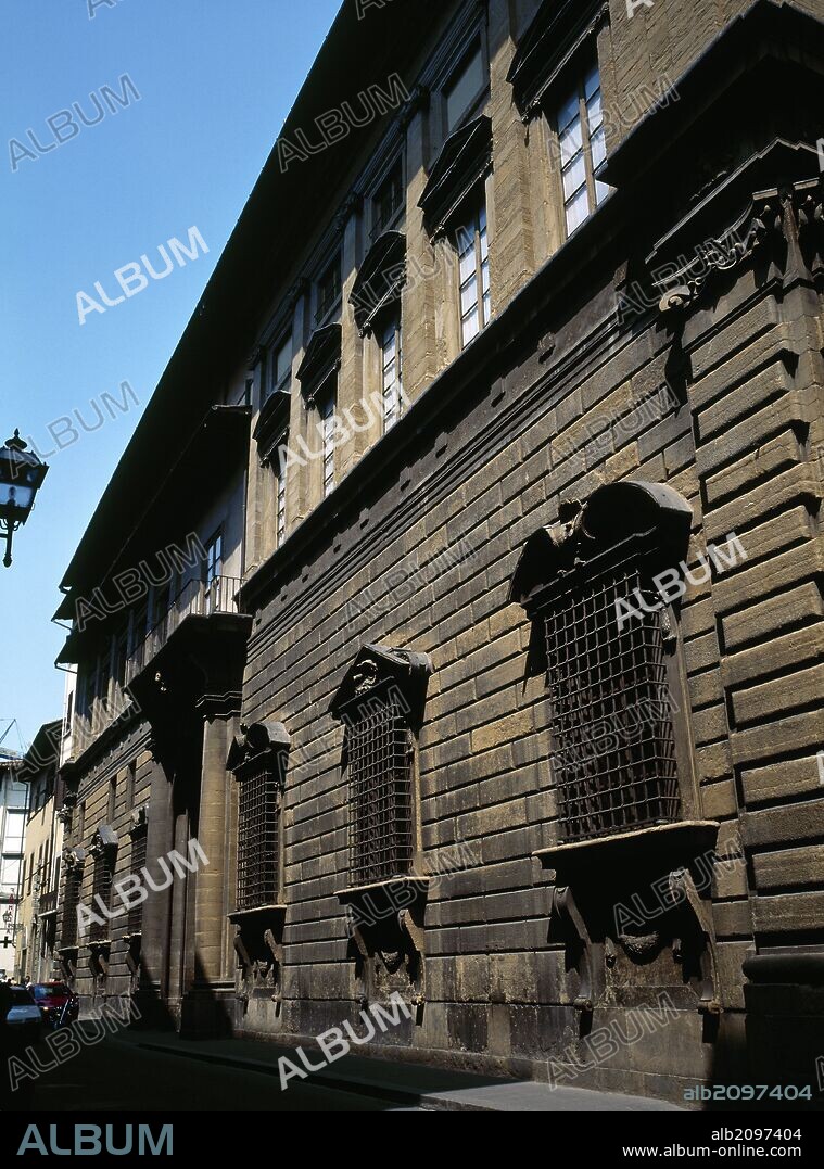 Italy, Tuscany, Florence. Palazzo Nonfinito (Unfinished Palace). Mannerist style. Bernardo Buontalenti designed it in 1593 for the Strozzi family. He built only the courtyard and the first floor. Additional construccion was added later by different architects. It houses the Anthropology and Ethnology section of the Museum of Natural History of Florence (National Museum of Mankind). Facade.